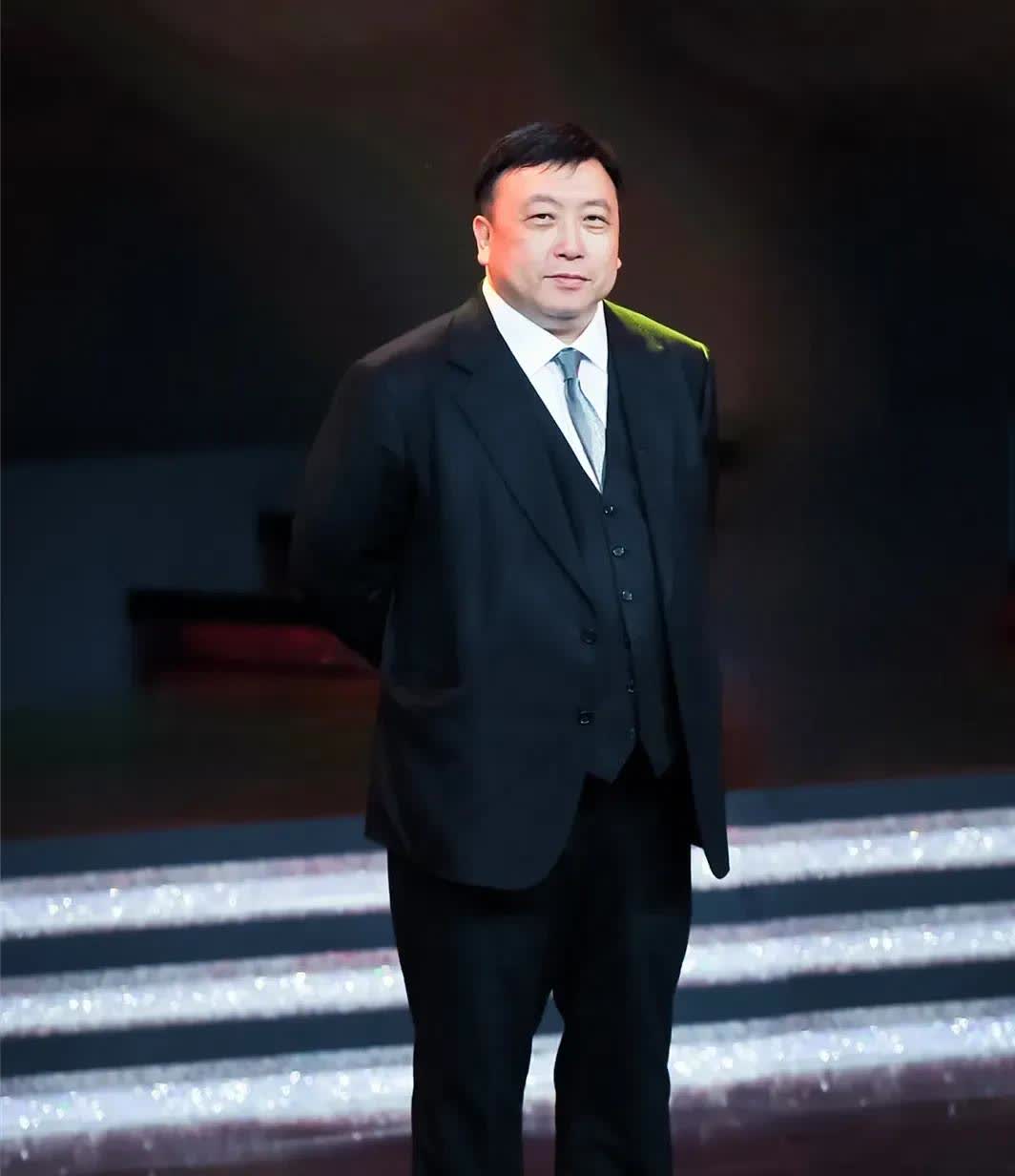 主持人问70岁的王晶:“很多粉丝都说你一点都不变，还跟20年前一样，你平常是怎么