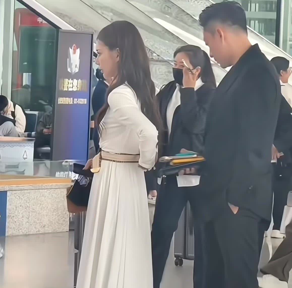 马筱梅从合肥回北京了！
马筱梅是第一次乘坐高铁哦，看她在入口好奇开心的样子就知
