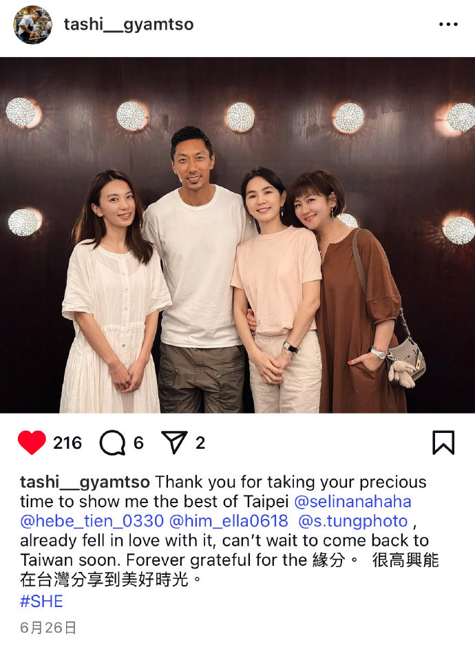 古早超级女团SHE素颜最新合影，来自一位厨师。印象中她们好久没在公共场合合体了，