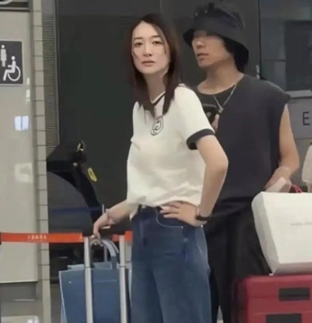 原来明星离开聚光灯也跟咱一样啊！机场素颜赶路被拍到黑眼圈，路边摊嗦粉溅到油点子，