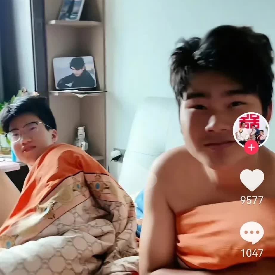 东青也爱八卦，东青听奶茶说王雨涵跟女朋友分手了，东青为了证实是否属实，特意问王雨