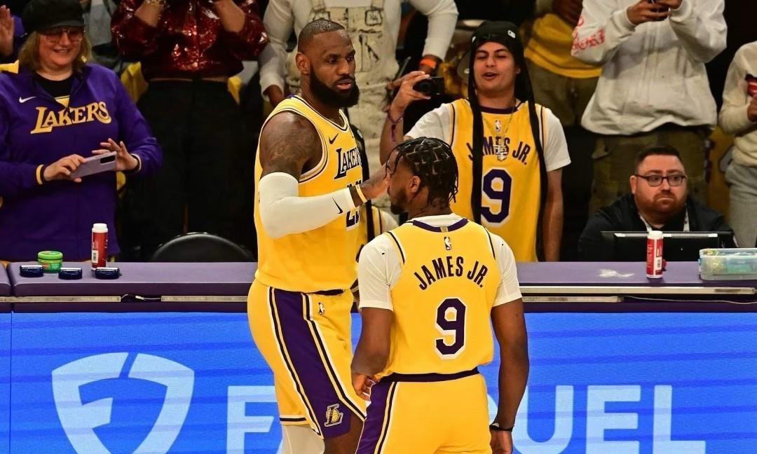 近日，布朗尼接受美媒采访谈到了自己NBA生涯首秀。
布朗尼：“太疯狂了，我差点疯