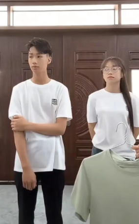 为了卖货，小松硬凑CP？
 
小松今天在越南老丈人家开专场带货，人气高、销量好，