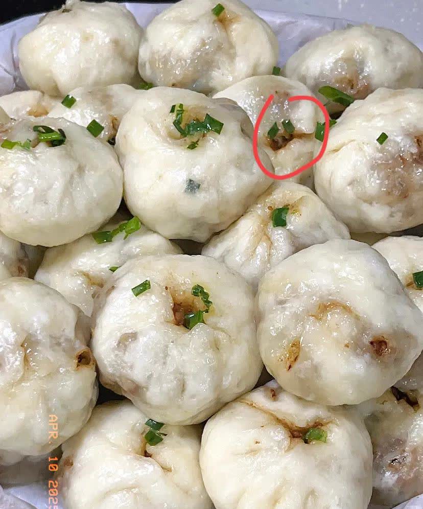 家人们，我当了两年“包子冤大头”！

我们楼下那包子铺肉包一咬开全是汤汁，我