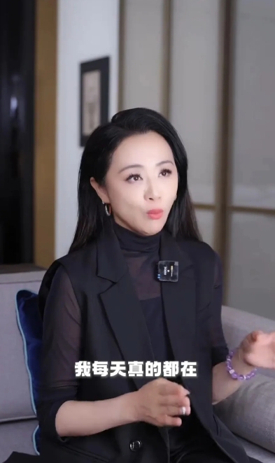 曹颖:我每天都在挨饿！只要你想要瘦，饿这件事就是必须的！
为了参加浪姐，曹颖瘦了