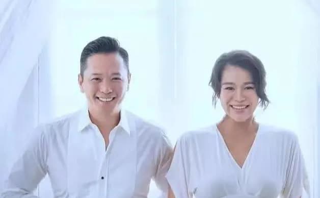 胡杏儿老公搞这一出事，
我立刻决定做三件大事：
别管金价涨不涨，先拿老公的卡