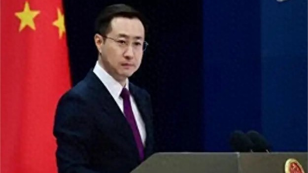 为逼我国谈判，特朗普连出三招，威胁对华贸易禁运，王毅回应亮了