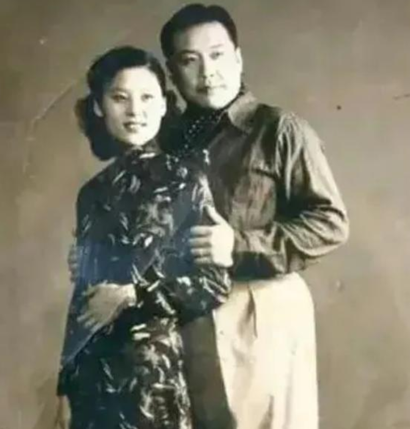 1936年，21岁袁祜祯和18岁的曹士岳大婚。洞房过后，曹士岳发现新娘不是处子之