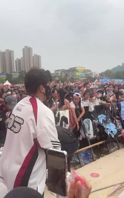 梓渝给粉丝发糖
9.21日，梓渝特意买了棒棒糖发给来参加音乐节的粉丝。一颗小小的