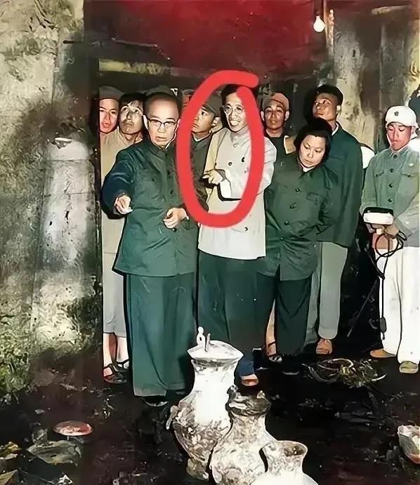 不懂就问，大文豪郭沫若这是在干什么？在一个神秘狭小的空间里，借着徽弱的灯光，看到
