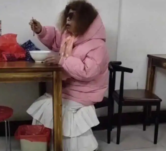穿成这个样子出来吓人合适吗?