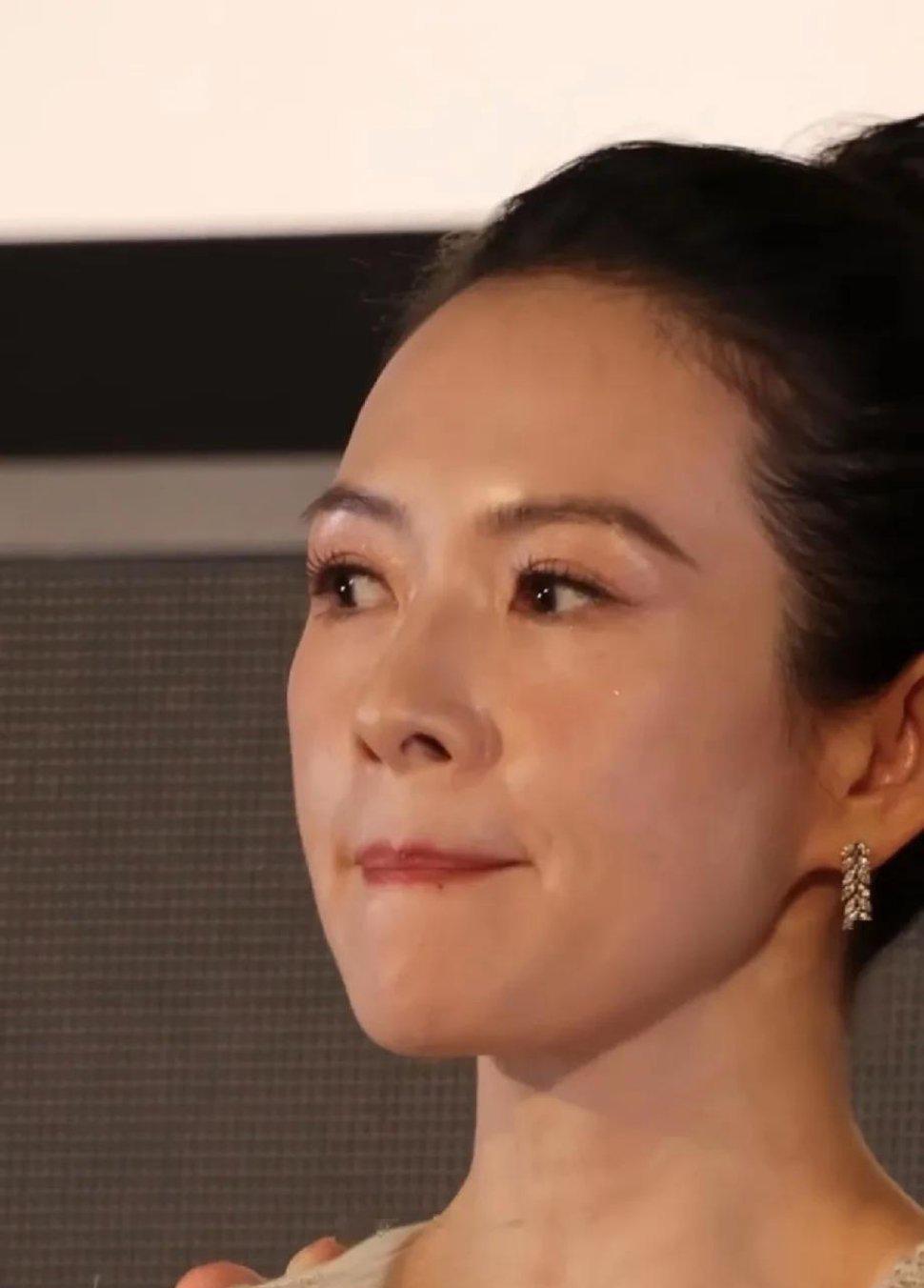 在我开始理解章子怡了
为什么在一起的时候会对汪峰上心了
不是因为关心他，也不是因