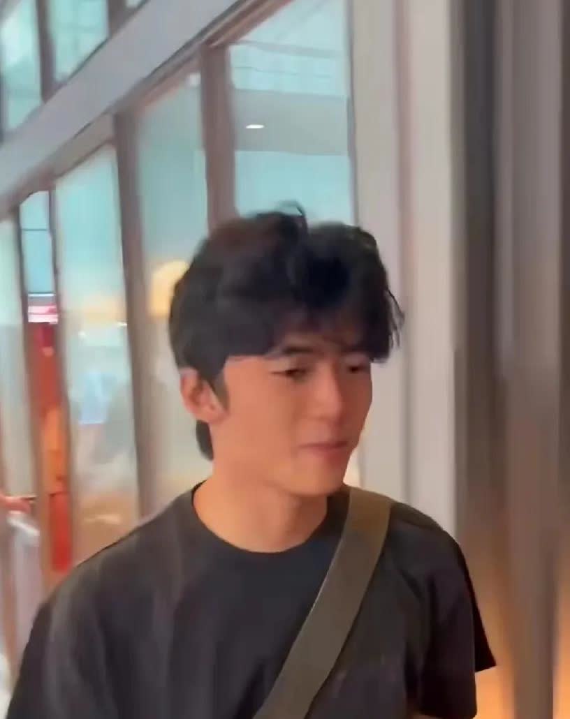 谢振轩Lucas眉眼复刻爸爸谢霆锋轮廓，举止承袭同款风度，基因密码在他身上完美续