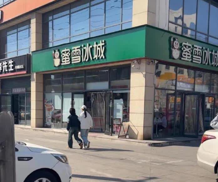 这也太搞了！河北廊坊市三河市出了一个禁令闹上了热搜，规定“广告牌匾禁用红蓝黑底色