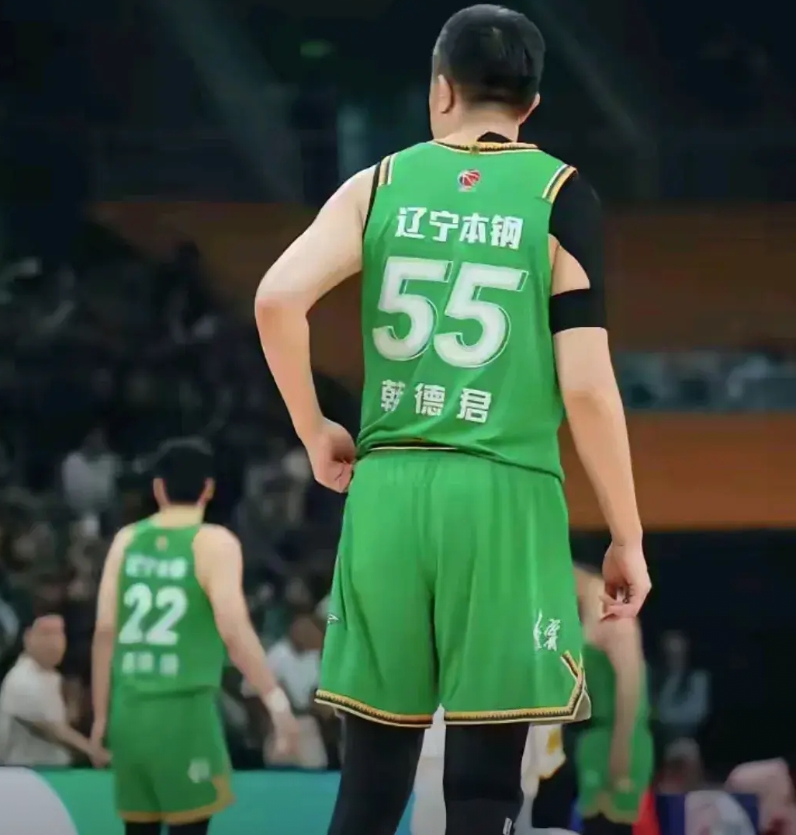 不是说辽篮续约韩德君了吗？怎么又传中退出下赛季CBA比赛了呢！
说实话，做为辽宁