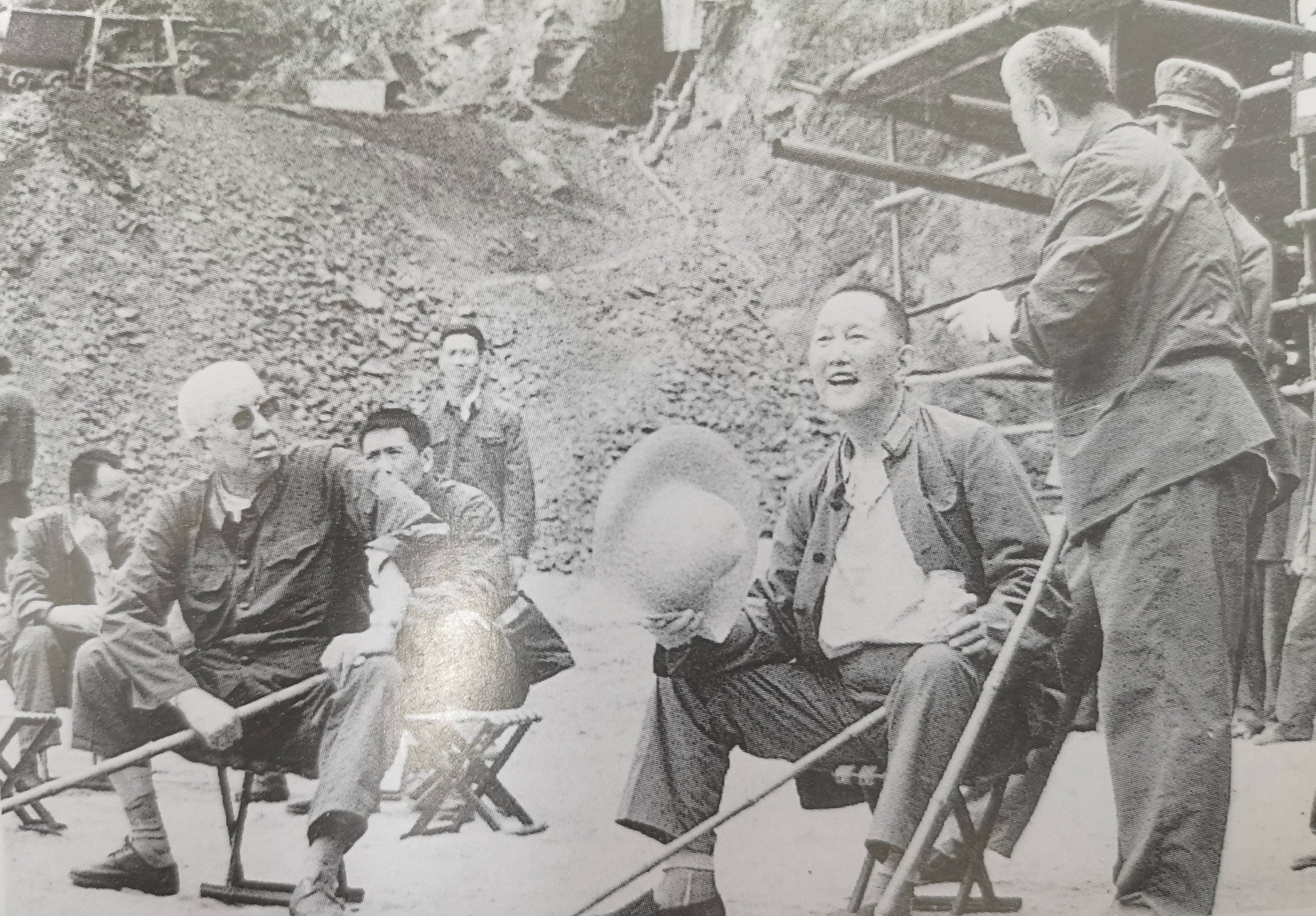 两位老将军下基层调研，轻车简从，衣着朴实，随和的像田间的老农，和大家谈笑风生。他