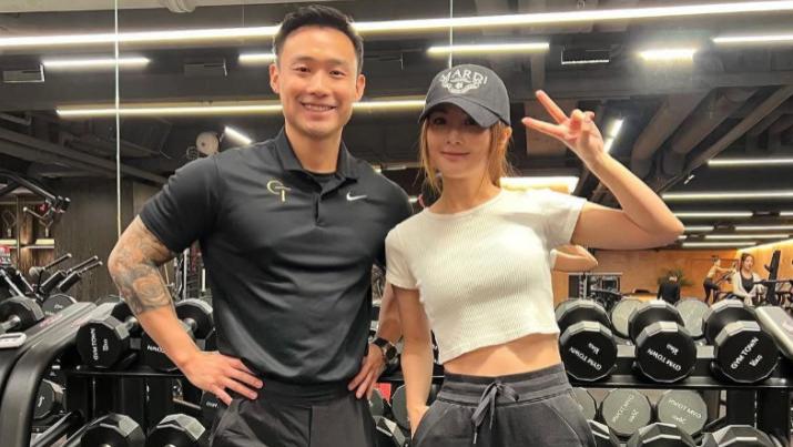 港媒曝43岁阿Sa新恋情，与小10岁私教交往数月，两人疑晒猫咪官宣