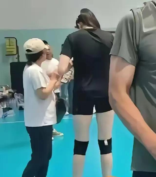 李盈莹
受伤又给教练组上了一课
杨昊几个月前就说李盈莹没事了
看着跟一个好孩子一
