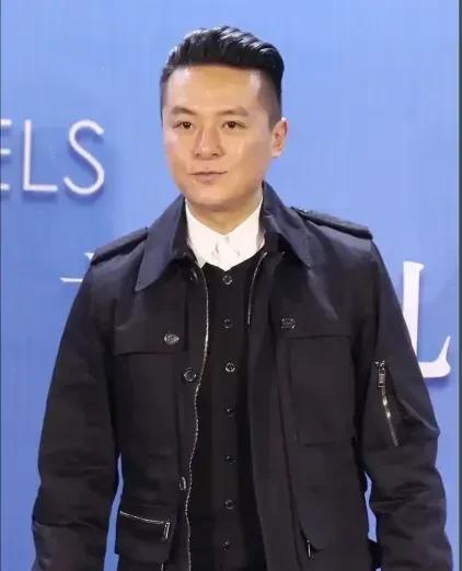 妈妈管的严，那他自己一个大老爷们儿一点主见也没有吗？有的孩子，一看到父母不公平，