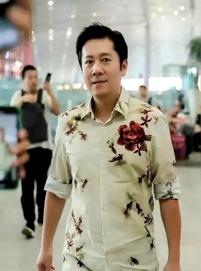 如今的歌坛也是鱼目混珠，素质参差不齐。
抛开不太出名的歌手不说，就说在众多明星歌