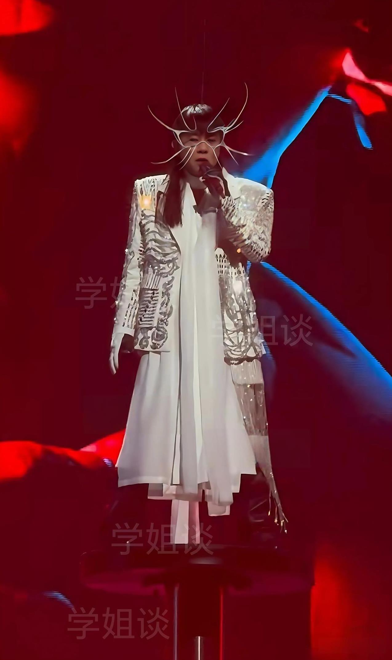 陈小春造型师麻烦你出来一下，我想问你一下，你是不是跟陈小春有仇？
这次演唱会你给