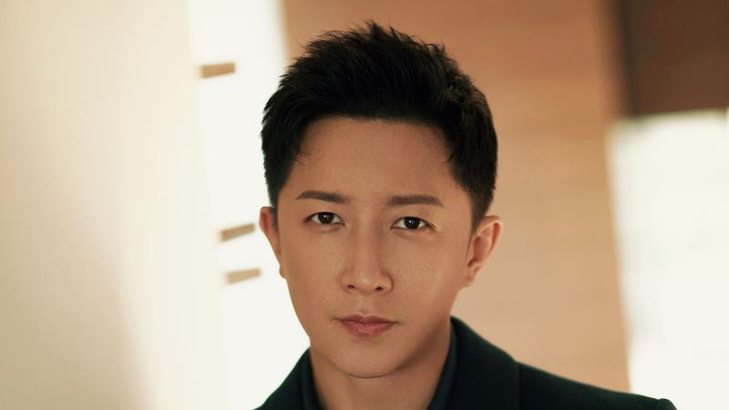 40岁韩庚米兰街头炸场！重现《Sorry, Sorry》 全球热搜直冲TOP1