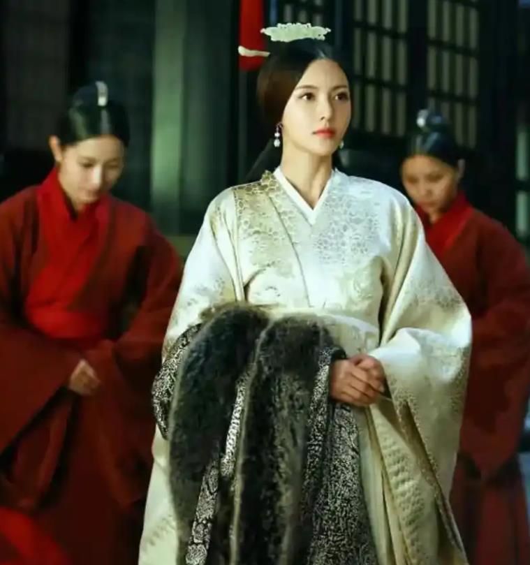 251年，孙权病重，年轻的皇后潘淑日夜照顾，疲惫不堪。一天夜里，几个宫女趁着潘皇