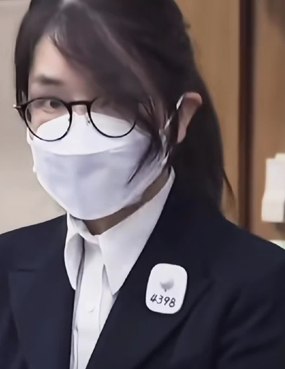 尹锡悦看见他老婆现在的样子不知得多心疼！

金建希第一次出庭受审了，胸前的编
