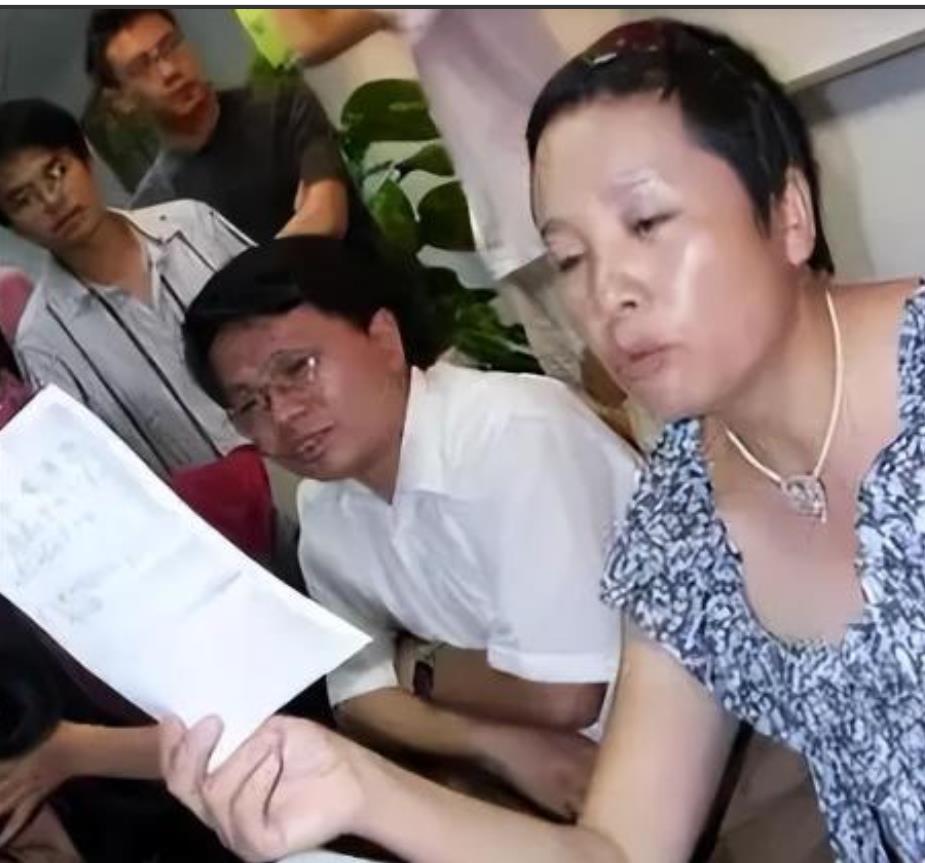 “赵忠祥瞒着妻子与我发生关系多年，并有特殊癖好，令我身心受到严重伤害！”2004