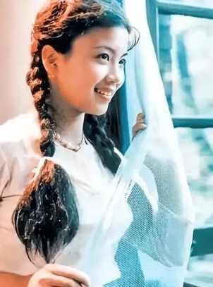  她年轻的时候真的好苗条，长相清纯，身材完美，真是让人惊艳！

 唱过《走进新时