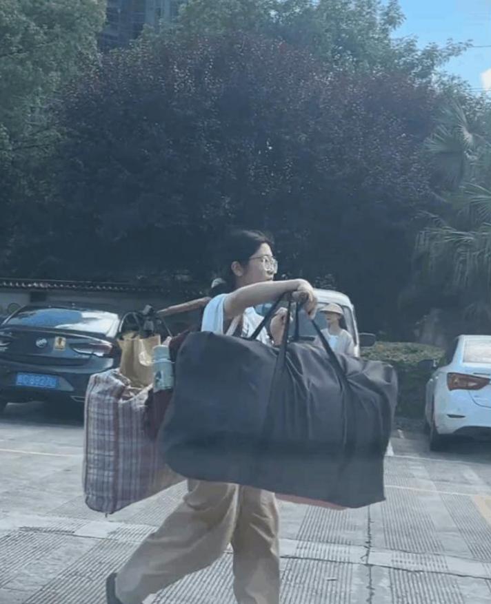 央妈点赞的“扁担女孩”发声了！



这个夏天，一个女孩因为一张照片而意外走红网