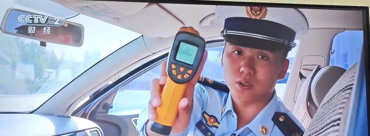 消防提示，夏天高热天气，汽车内别放瓶装水，危险！
昨天中央气象台报道，最近几天