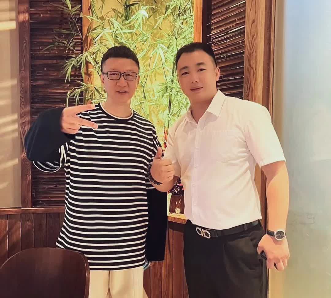 孙红雷与朋友聚餐，一比头小脸小大肉鼻子，发型像锅盖，真是独一无二的丑。还不如路人