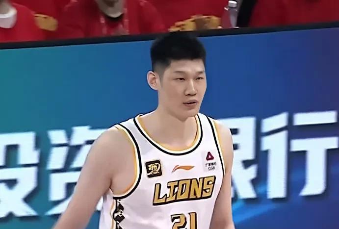 广厦男篮好几次前面时间落后，但是主教练王博都没有自乱阵脚
场上比分一旦落后八至十