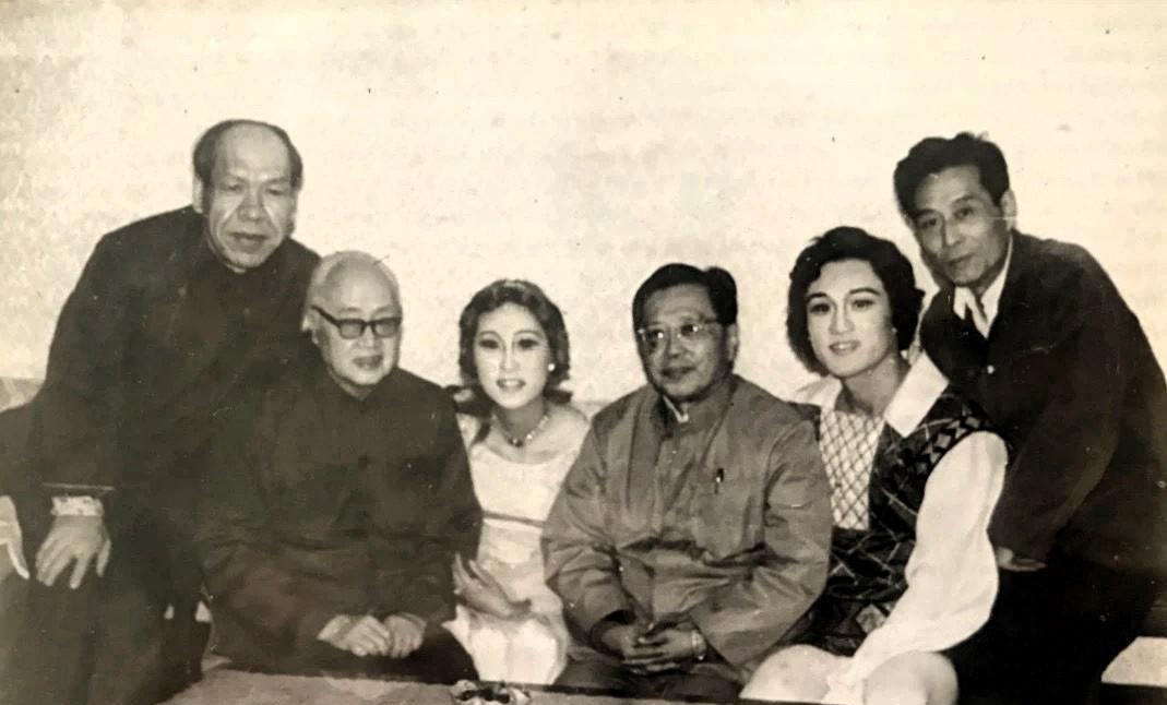 上世纪八十年代，莎士比亚剧作《柔蜜欧与幽丽叶》剧组合影，自左至右为：庄则敬、黄佐