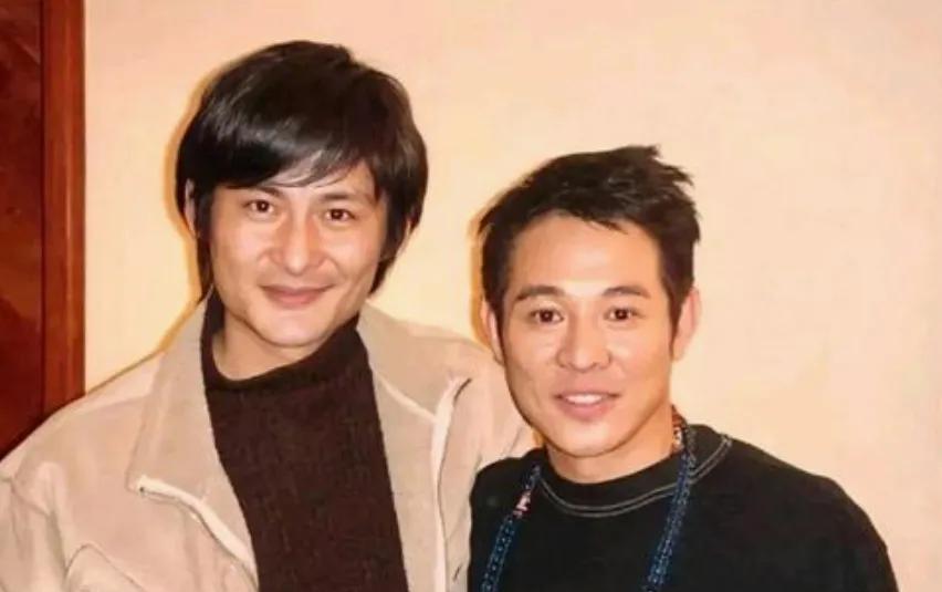 李连杰身边的小伙子可真帅！笑起来还挺阳光的，看当年他的颜值绝对不输功夫皇帝李连杰