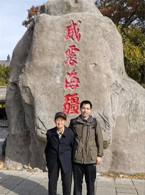 1979年，内蒙古一对夫妻生下儿子不想要，连夜送给村里刚丧子的贫农:“这孩子你要