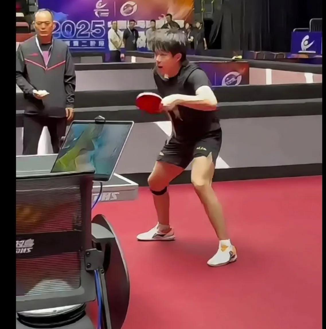 没想到吧！王楚钦已经悄悄的抵达厦门出现在了乒超训练场，这保密工作做得挺到位的。