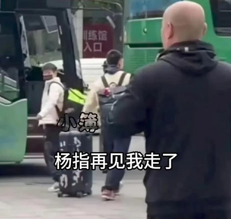 此时无声胜有声，小杨送别莎莎，这场面令人泪目！
莎莎上车前，再一次扭头看向小杨，