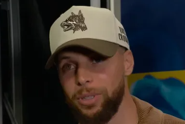 斯蒂芬-库里在场边接受采访时谈到了《GOAT》取得的成功，以及自己担任制片人和配