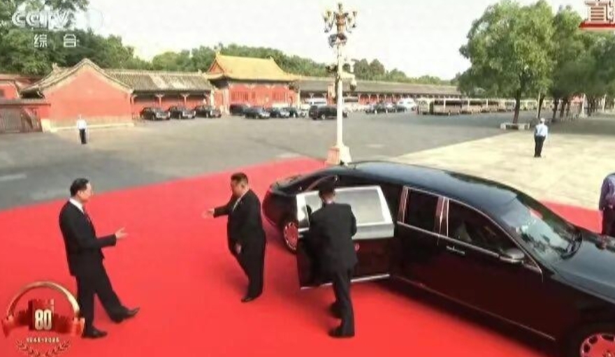 金正恩现身会场

笑容可见心情大好，这不仅彰显了朝鲜对本次访问的重视，也再度印证