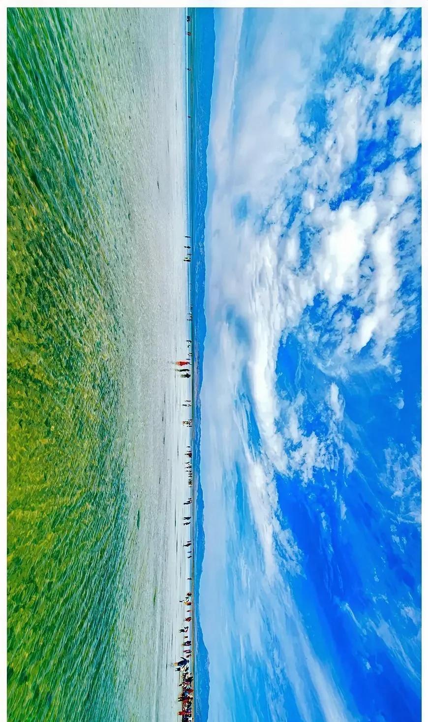 天镜开宏宇，云衢列画屏。
盐晶铺雪毯，湖水漾空青。
身寄微尘外，心随野鹤停。
临
