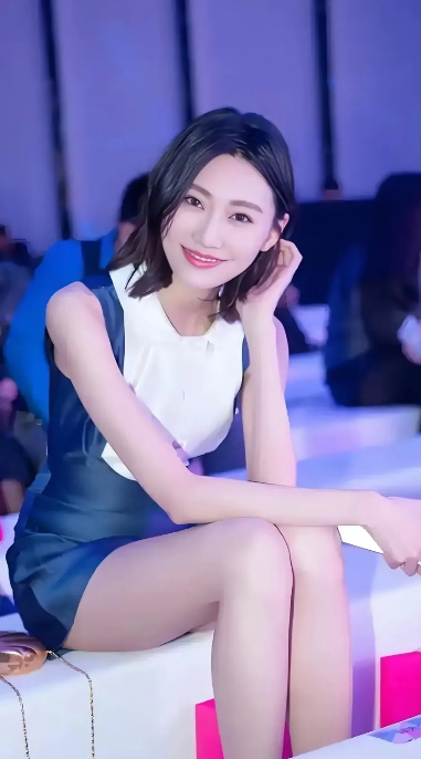 李斯羽是中国内地主持人、模特和演员，毕业于中国传媒大学英语播音与主持专业。200