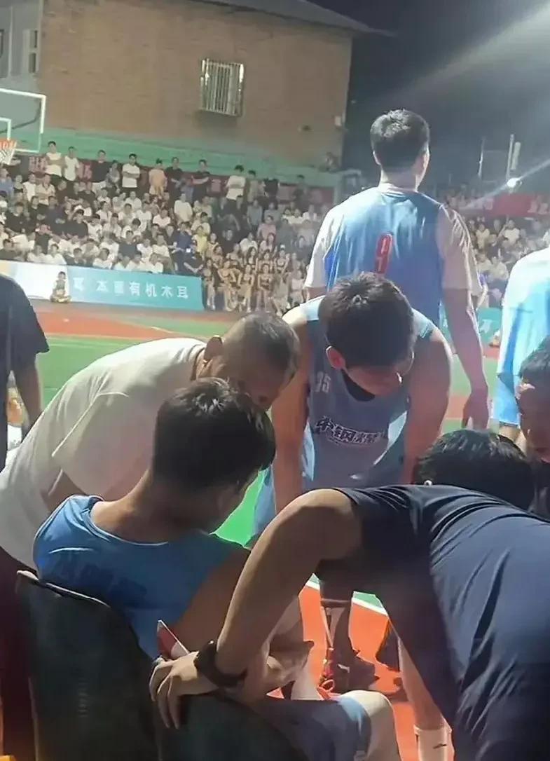 一个画面看出来什么深意没？这是丛明晨在野球场跟腱断裂时拍的视频画面，画面中坐着的