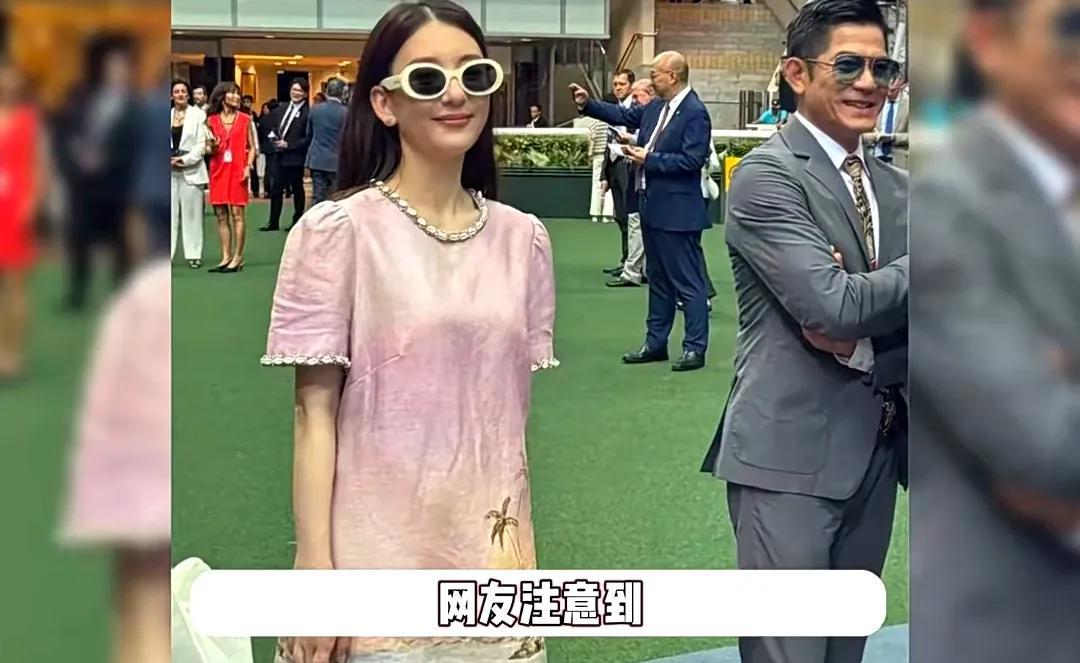 近日在香港的马场看到了郭富城一家。大家留意到他的老婆肚子微微隆起，似乎是怀了第三