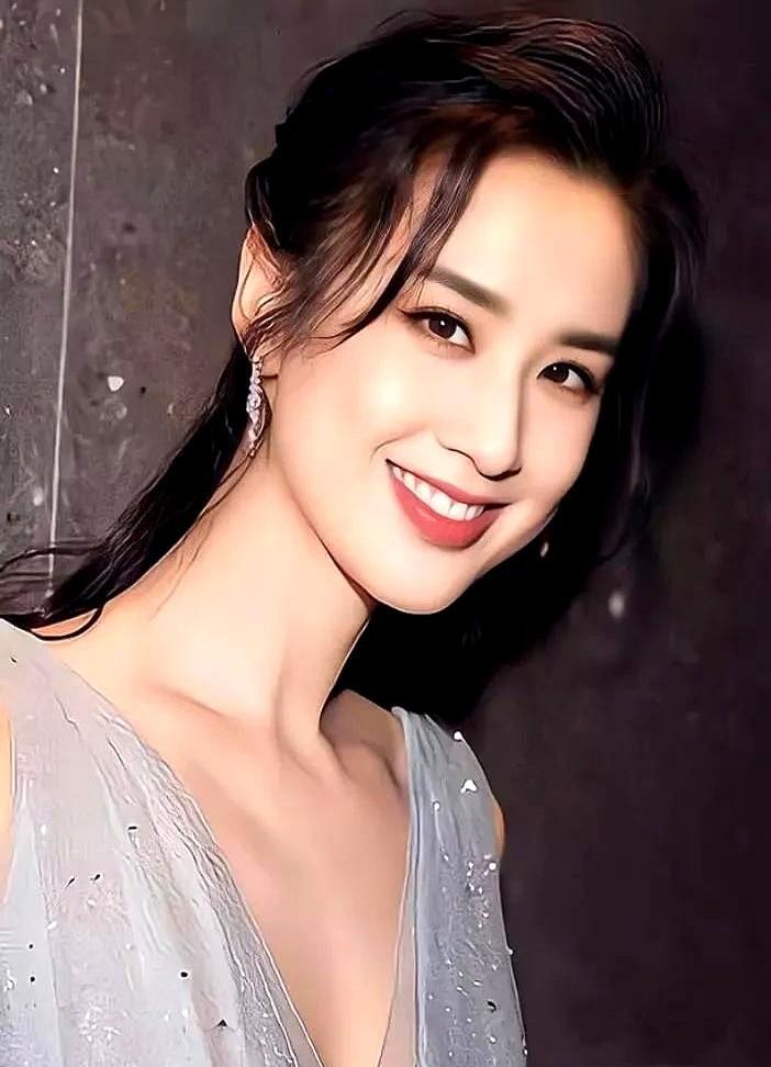杨子估计现在气得后槽牙都要咬碎了
离婚后的黄圣依不仅事业稳步上升，而且公开场合竟