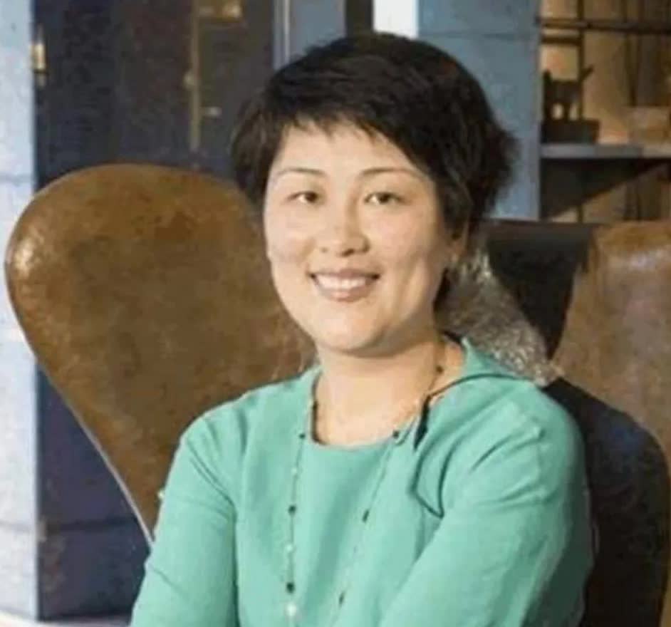 丁岚现状和年轻时比，依然很美，超有气质。
当年一部少林寺不但李连杰火了，少林寺