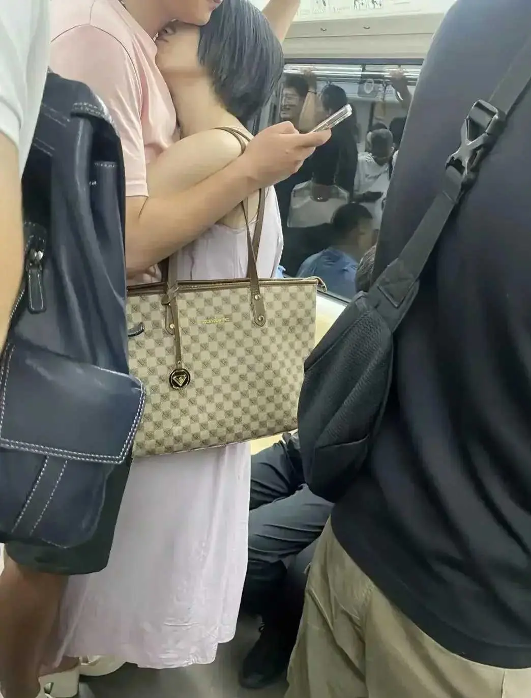 看着岁数不小了，还这么相爱？

