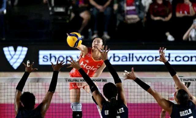 8月28日，世锦赛女排小组赛结束争夺，中国女排表现出色以3-0击败多米尼加女排，