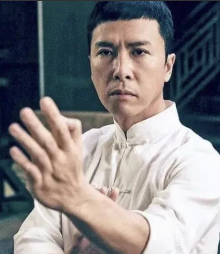 1994年，梁静慈和甄子丹离婚没多久，发现自己怀孕了，为了肚子里的孩子，她想复婚